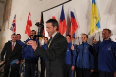 Primátor Pavel Bém obdržel medaili „Nositel pochodně“ World Harmony Run