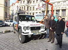 Městská policie darovala terénní vůz španělského výrobce Santana a Praha poskytla 200 tisíc korun na přepravu vozu na Haiti.