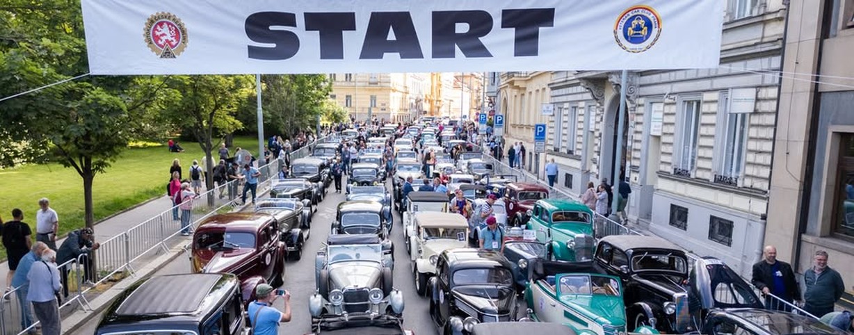 Na startu závodu 1000 mil československých