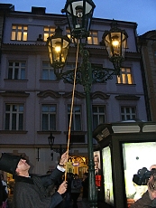Nám. Klega rozsvěcí plynové lampy v centru Prahy