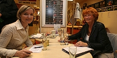 Náměstkyně primátora Marie Kousalíková s autorkou knihy Hanou Růžičkovou