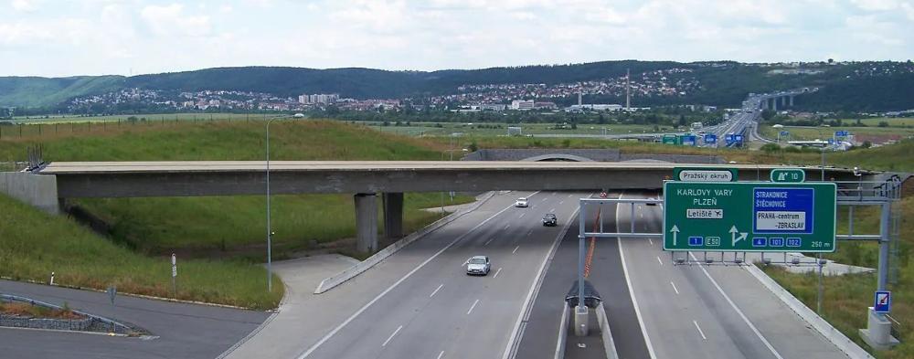 Nedokončený most nad Pražským okruhem