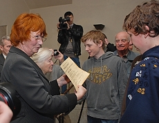 Náměstkyně Marie Kousalíková předala dětem ceny za nejlepší díla. 