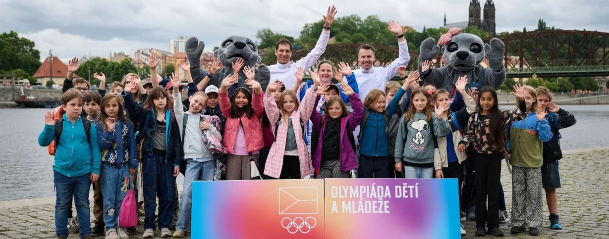 Šermíř Beran a trenér Čapek s dětmi na náplavce