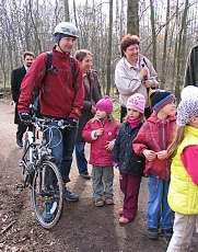 Petr Štěpánek dnes s dětmi z Jižního Města dnes sázel nové stromky v Milíčovském lese. 