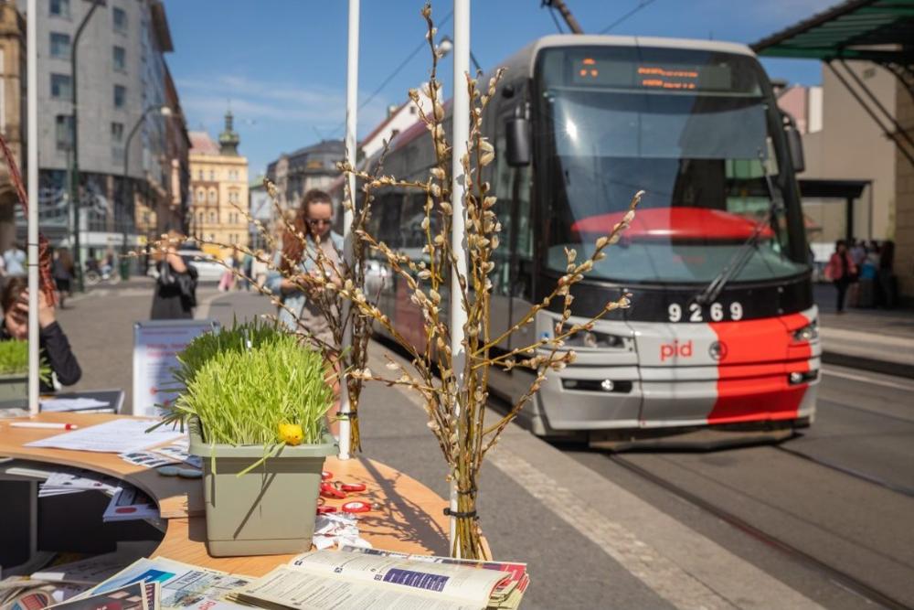 Velikonoční zastávka na zastávce Masarykovo nádraží v loňském roce 