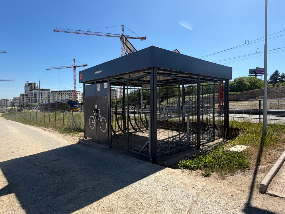 Veřejná kolárna u tramvajové zastávky Holyně