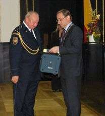 11.10.2010-Nám. Blažek předává defibrilátor řediteli pražských profesionálních hasičů plk. Gosmanovi