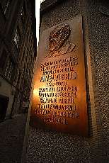 V ulici U starého hřbitova - Praha 1 byla dnes slavnostně odhalena pamětní deska věnovaná Pavlu Tigridovi.