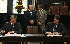 Zástupci Prahy a Moskvy podepsali dohodu o spolupráci Městské knihovny v Praze a Ústřední všeobecné knihovny v Moskvě.  