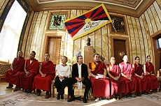 Osm mnichů z dalajlámova kláštera Tašilhunpo, kteří zavítali na návštěvu Prahy, přijal dnes dopoledne primátor hlavního města Pavel Bém.