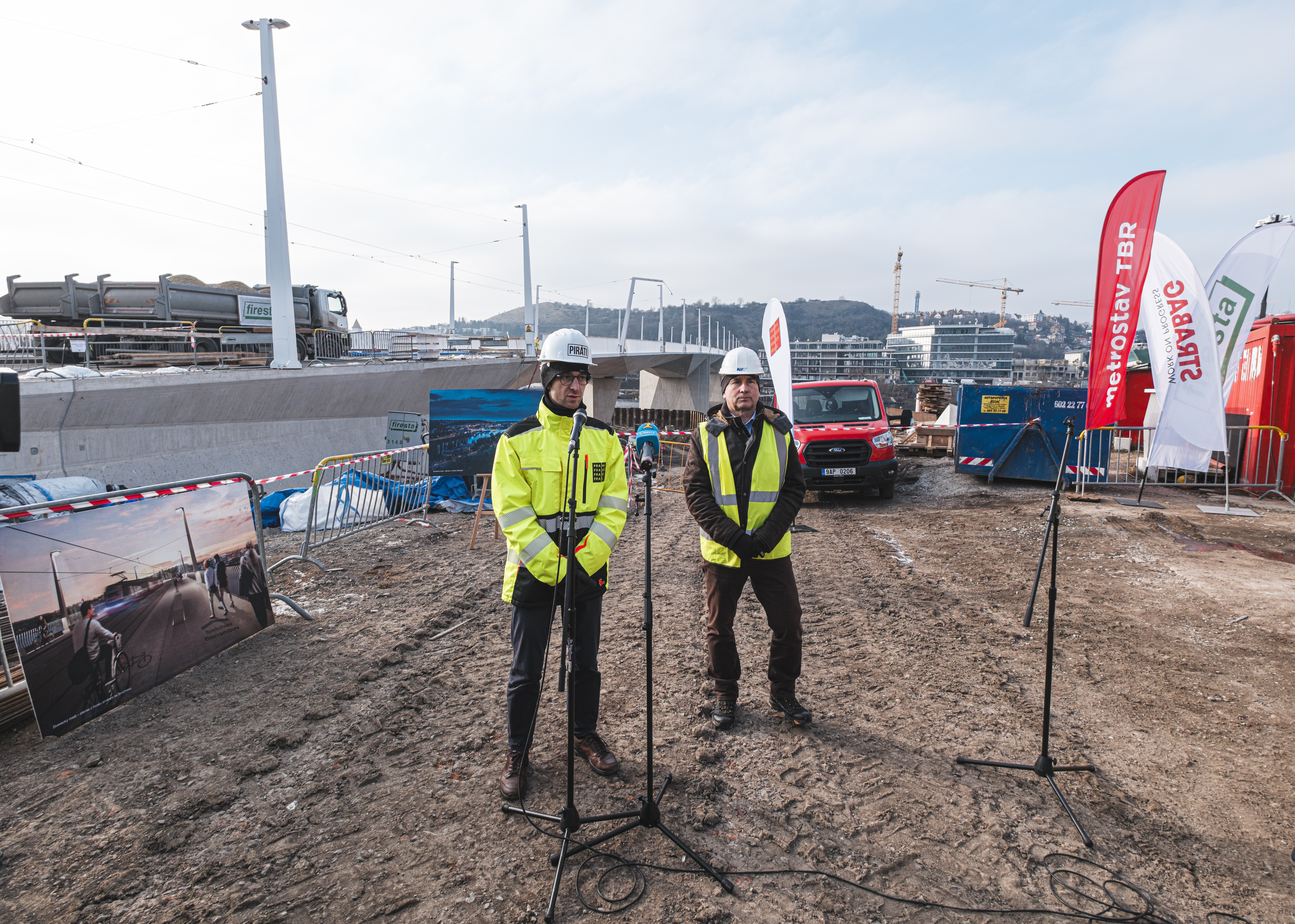 Z dnešní zatěžovací zkoušky na Dvoreckém mostě