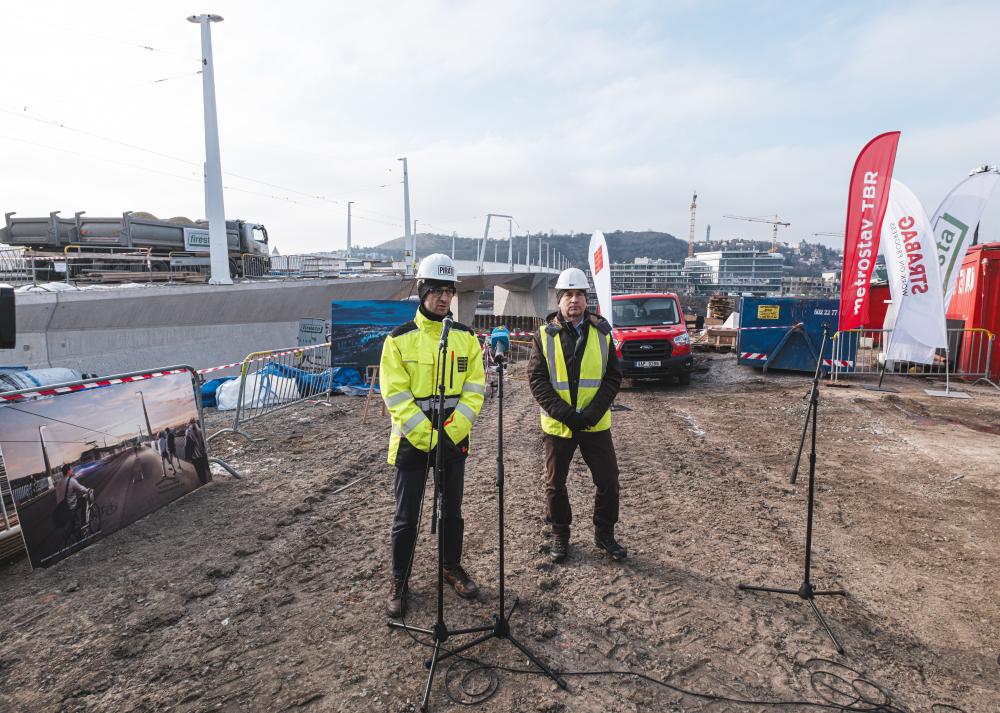 Z dnešní zatěžovací zkoušky na Dvoreckém mostě